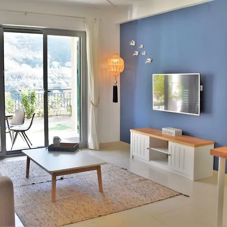 Daire Sunny Holiday Flat With Private Garden Terrace