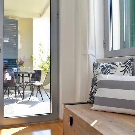 Apartment Sunny Holiday Flat With Private Garden Terrace *